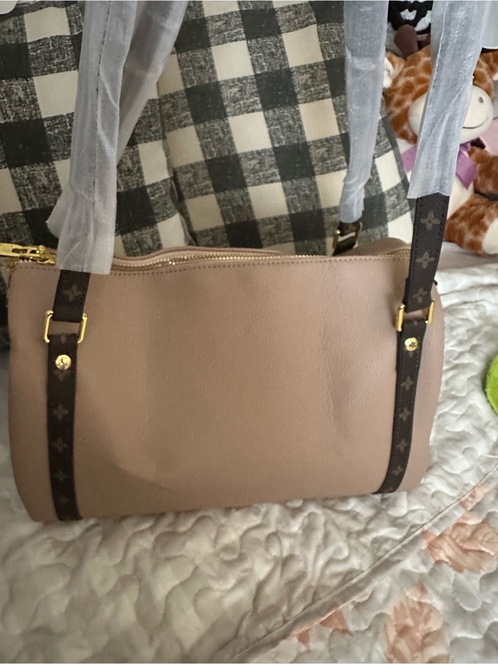 Shoulders Bag with Gold Hardware not authentic, is beautiful. New - Picture 5 of 10